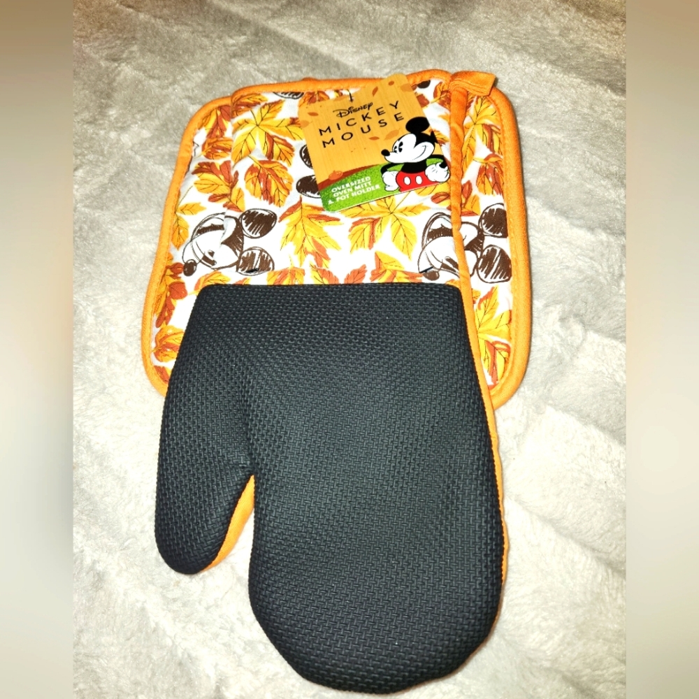 Mickey Mouse oversized Mitt & pot Holder set